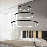 Lustre design avec anneaux imbriquées suspendus à LED noir