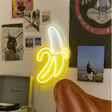 Luminaire Banane accroché au mur 